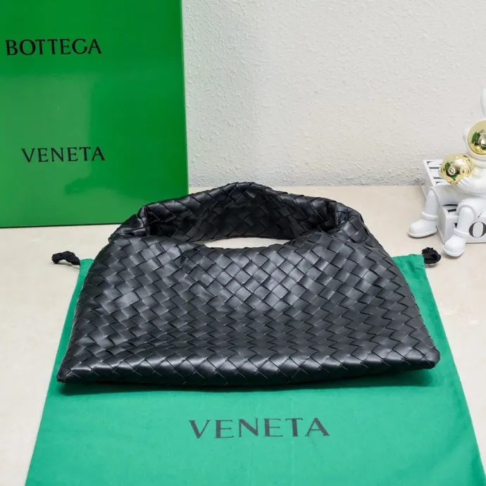 Batch 1860 #Bv new small HOP bag, the bag body and handles are made of a whole piece of woven leather. The bag body is soft and lazy. Hop symbolizes the praise of innovation and eternal craftsmanship [love]. The pyramid silhouette combines practicality and fashion. It is modern and casual. The double-sided closure design of the bag mouth is more convenient and safe! The cowhide texture also makes the bag more wear-resistant and durable. A must-have for fashionable ladies who like minimalism yet comfortable and casual! Size: 41x20.5x7.5, Model: 3966#